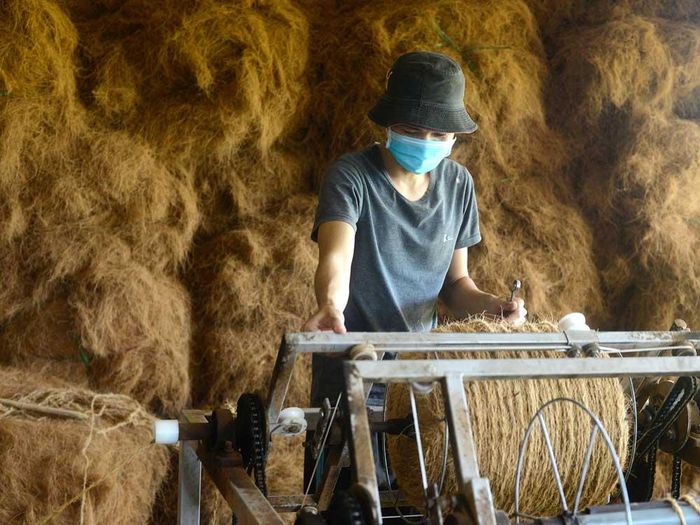 Trước đây, người dân xe chỉ xơ dừa bằng tay, hiện nay đã có thiết bị giúp quy trình dễ dàng hơn