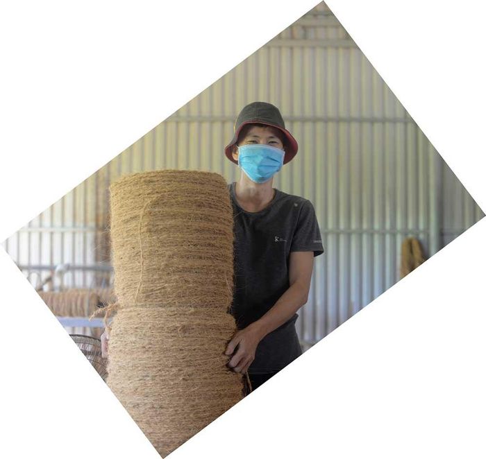 Chỉ xơ dừa được xe thành cuộn, chuẩn bị xuất bán