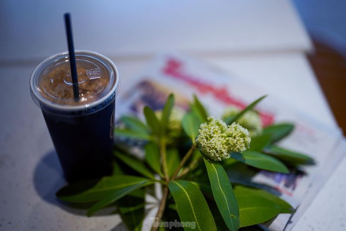 "Nhà tôi nằm trên đường Nguyễn Lương Bằng, trung tâm của Phú Mỹ Hưng, khá gần với hàng hoa sữa này. Thói quen khó bỏ của tôi là uống cà phê không đường mỗi sáng, nhưng vì công việc, mình không có nhiều thời gian như thời sinh viên ở Hà Nội có thể la cà, nhâm nhi ly cà phê, ngắm hoa sữa... Cứ vào những tháng này, khi có hoa sữa thì mình cũng cố nhờ bạn bè tặng nhật báo, nhặt một cành hoa sữa, mua một ly cà phê 'vội'... để tìm chút cảm xúc về Hà Nội", anh Đạt bộc bạch.