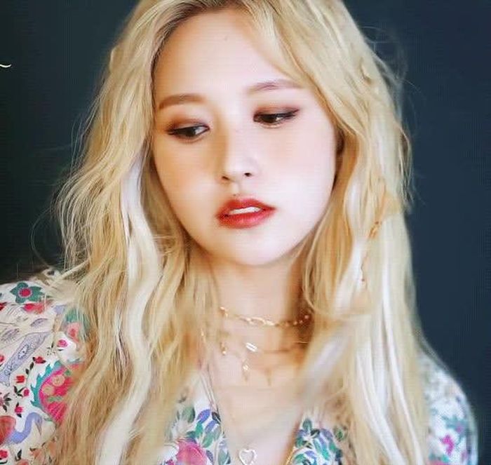 Một trong những thời kì đỉnh cao nhan sắc của Mina chính là 2 năm về trước với màu tóc vàng bạch kim nổi bật. Tóc sáng màu giúp nước da Mina trắng sáng hơn hẳn, vẻ ngoài nhìn phá cách và cá tính hơn hẳn