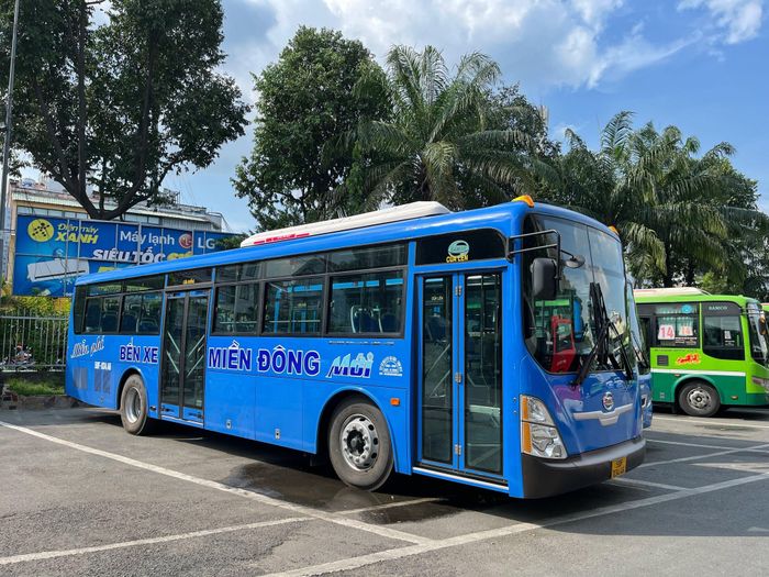  Xe buýt trung chuyển miễn phí tại Bến xe Miền Đông cũ. Ảnh: Vân Trang. 