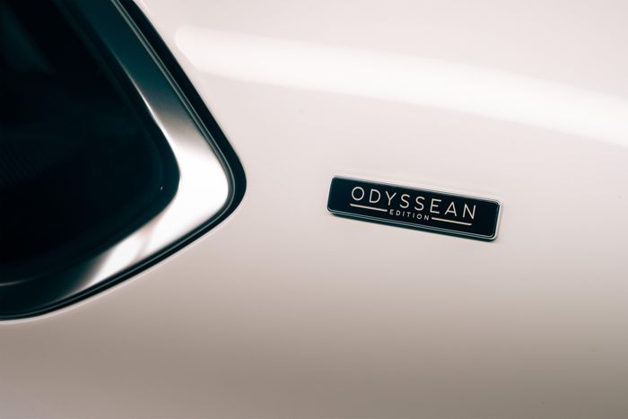  Không khó nhận ra đây là Bentayga Odyssean Edition thông qua huy hiệu gắn ở cột C. 