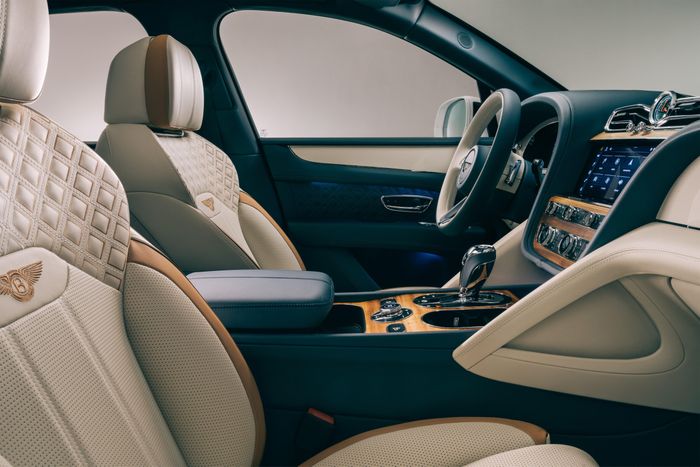  Bentayga Odyssean là mẫu xe đầu tiên của dòng sản phẩm này có khu vực cabin phối 3 tone màu, gồm các chất liệu da mềm, len và gỗ. 