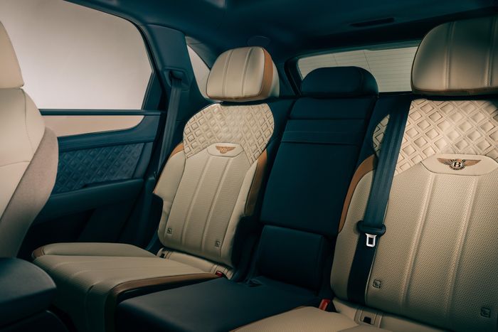  Bentayga Odyssean Edition được trang bị gói Touring Specification, gồm tính năng kiểm soát hành trình thích ứng, hỗ trợ làn đường, hỗ trợ giao thông. Bên cạnh đó còn có Bentley Safeguard với một bộ radar và hệ thống camera trên xe để giám sát tình trạng giao thông. 