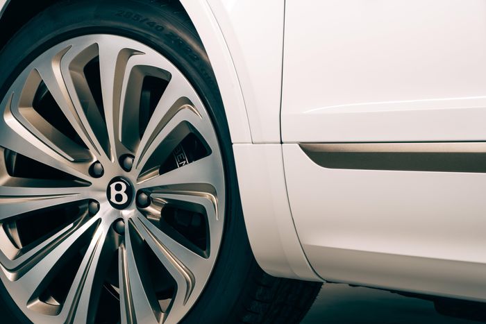  Bên ngoài nổi bật với la-zăng 10 chấu 22 inch, bọc bên ngoài là bộ lốp 285/40. Bentley cung cấp cho phiên bản giới hạn này 6 tùy chọn màu sơn ngoại thất. 