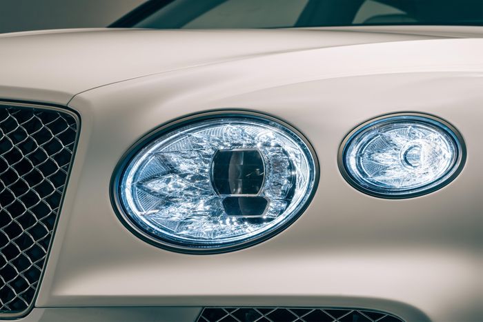  Được phát triển từ phiên bản Hybrid nên mẫu xe này được trang bị động cơ 3.0L V6, sản sinh công suất 449 mã lực và mô-men xoắn 700 Nm. Xe cũng có một motor điện và bộ pin 17,3 kWh, cho phép xe chạy thuần điện với phạm vi 40 km. 