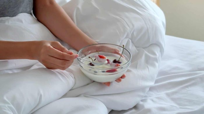  Một số thực phẩm bạn có thể ăn khi đói vào ban đêm như hạnh nhân, quả óc chó, sữa chua nguyên chất, cherry, kiwi. Ảnh: Terrycralle. 