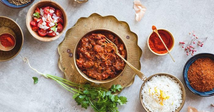  Theo chuyên gia, chúng ta nên tránh đồ ăn cay trước khi ngủ. Ảnh: Healthline. 