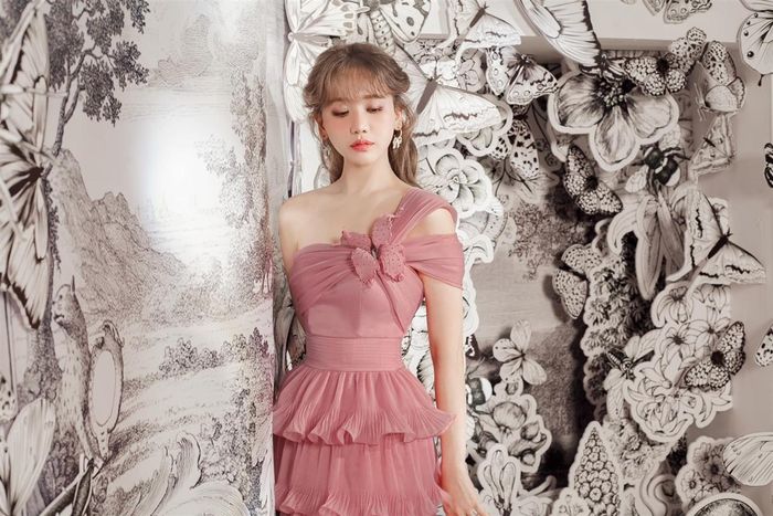 Biểu tượng cánh bướm được thiết kế tinh tế trong chiếc váy của Hari Won