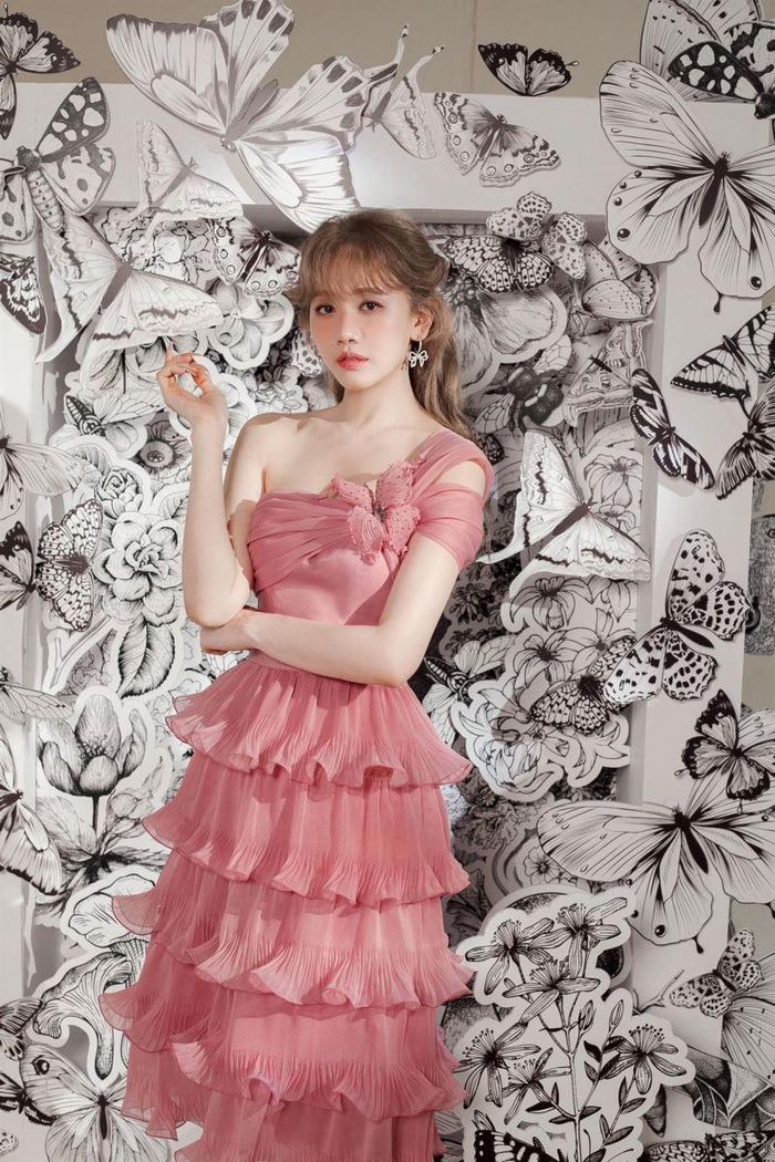 Thời gian gần đây, Hari Won đi về giữa Việt Nam và Hàn Quốc là để chuẩn bị cho dự án âm nhạc cô sắp ra mắt vào 10/11 cũng như tham gia quảng bá du lịch văn hóa Gyeonggi.
