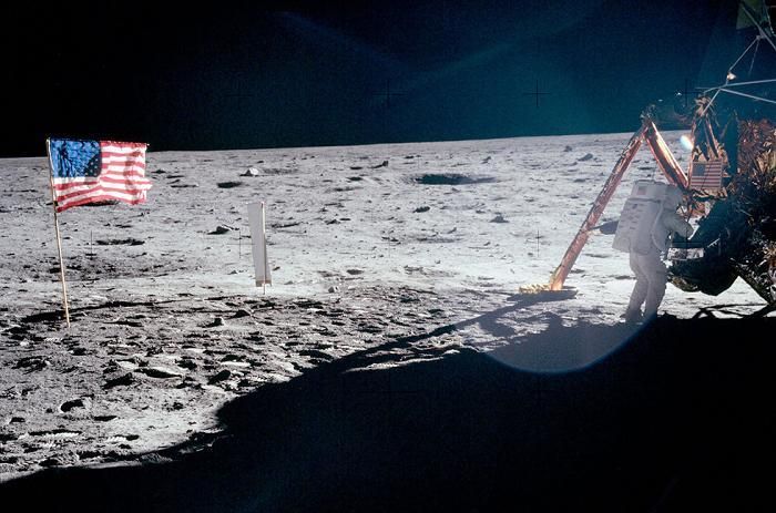 May mắn là Aldrin nảy ra một sáng kiến tuyệt vời, ông dùng một cái bút dạ có vỏ bằng crôm dẫn điện gắn vào thay thế bộ chuyển mạch bị hỏng, với hy vọng là nó có thể nối được dòng điện cho hệ thống điều khiển động cơ.