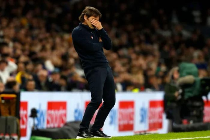 Antonio Conte ám chỉ có thể rời Tottenham vào cuối mùa.