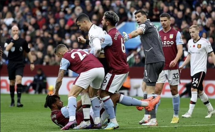 Ronaldo thoát thẻ đỏ sau tình huống 'đấu vật' với cầu thủ Aston Villa hôm 6/11.