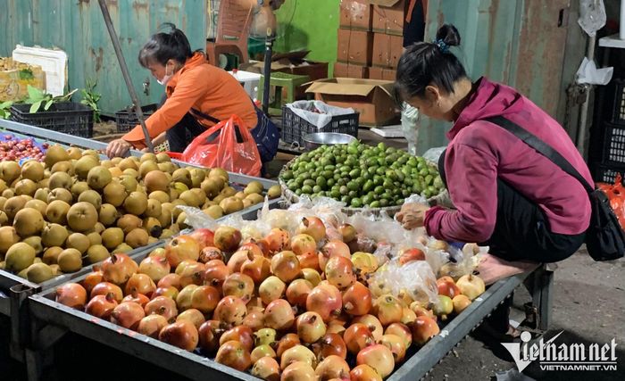Loại lựu Mông Tự (Trung Quốc) đóng thùng 13kg được bỏ sỉ với giá 99.000 đồng/rành - khoảng 7.600 đồng/kg. Mức giá này còn rẻ hơn rau ngoài chợ. (Ảnh: Tâm An)