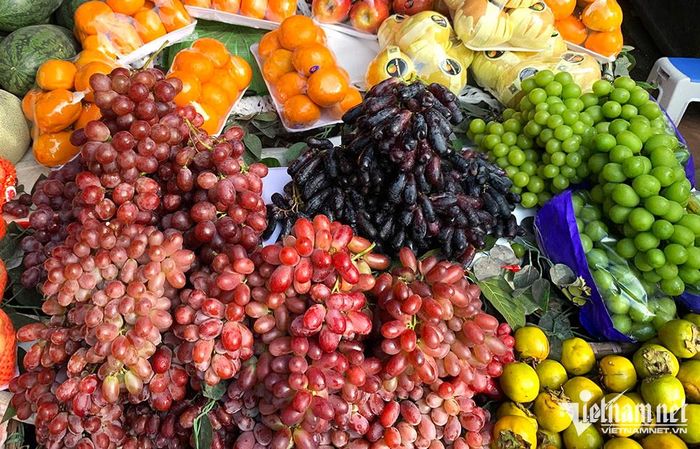Các loại nho khác như: nho ruby, nho đỏ, nho móng tay... giá bán buôn cũng chỉ ở mức 30.000-40.000 đồng/kg. Hàng thường được đổ sỉ theo rành. Khách lấy với số lượng càng lớn giá sẽ càng rẻ. (Ảnh: Tâm An)