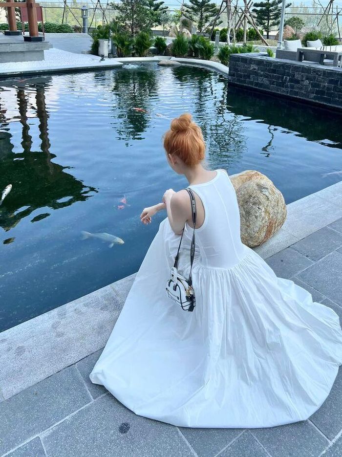 Hiền Hồ thường xuyên diện váy rộng.