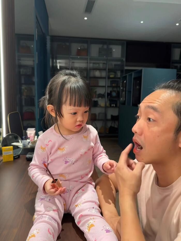 Sau đó đến son môi