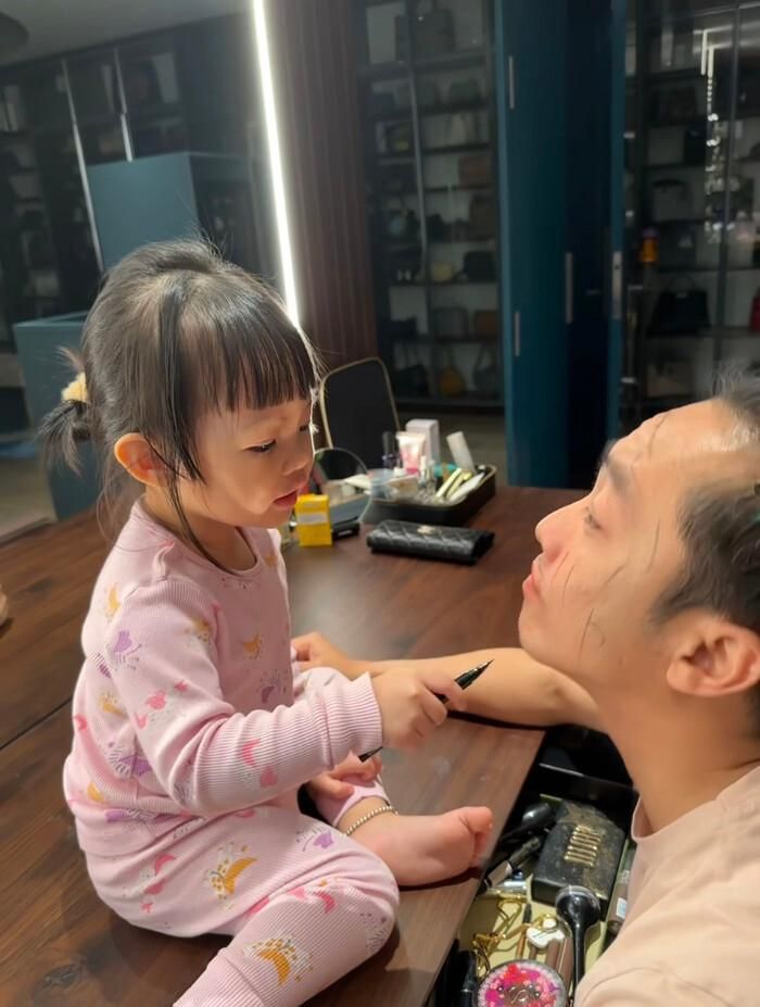 Cuối cùng Suchin đã "thẳng tay" vẽ nhiều nét lên khuôn mặt của bố