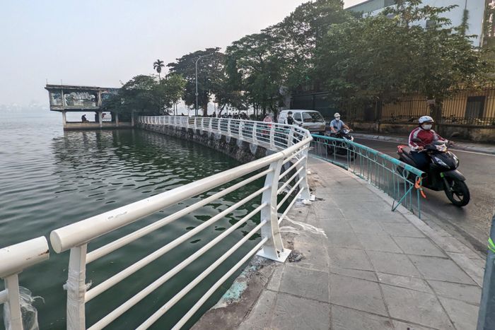 Lan can mới thiết kế chắc chắn, cao hơn so với hàng lan can cũ.