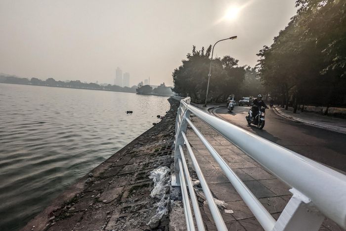 UBND quận Tây Hồ cho biết, nhiều đoạn lan can cũ quanh hồ Tây bị xuống cấp nghiêm trọng, do vậy, quận tiến hành thay thế để hồ Tây đẹp hơn và đảm bảo an toàn hơn cho những người đi bộ quanh hồ.