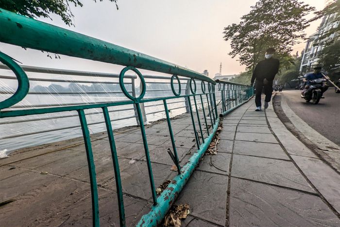 Hàng lan can cũ và mới bên hồ Tây