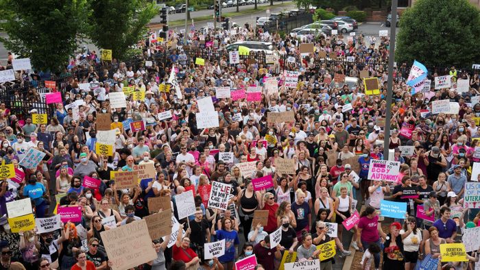  Người biểu tình phản đối Tòa án Tối cao Mỹ lật ngược phán quyết Roe v. Wade hợp pháp hóa quyền phá thai năm 1972, ở Missouri, Mỹ, ngày 24/6. Ảnh: Reuters. 