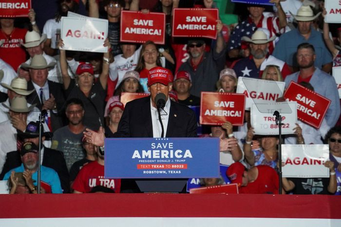  Cựu Tổng thống Donald Trump phát biểu trong một cuộc vận động ở Robstown, Texas, ngày 22/10. Ảnh: Reuters. 