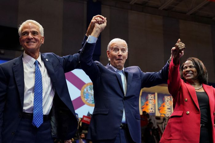  Tổng thống Joe Biden tham gia vận động tranh cử cho ứng cử viên thượng nghị sĩ Val Demings và ứng cử viên thượng nghị sĩ Charlie Crist của đảng Dân chủ, tại Miami Gardens, Florida, Mỹ ngày 1/11. Ảnh: Reuters. 