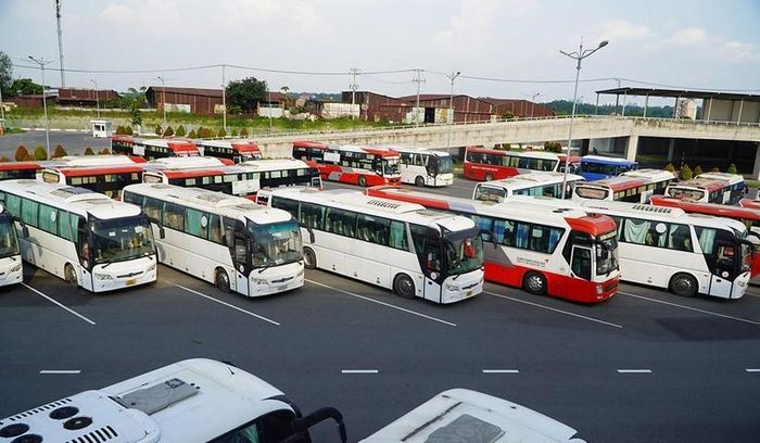 Các xe khách đang nằm chờ khách tại Bến xe Miền Đông mới.