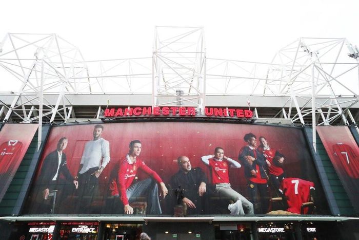 Hình ảnh Ronaldo trên tấm poster bên ngoài sân Old Trafford