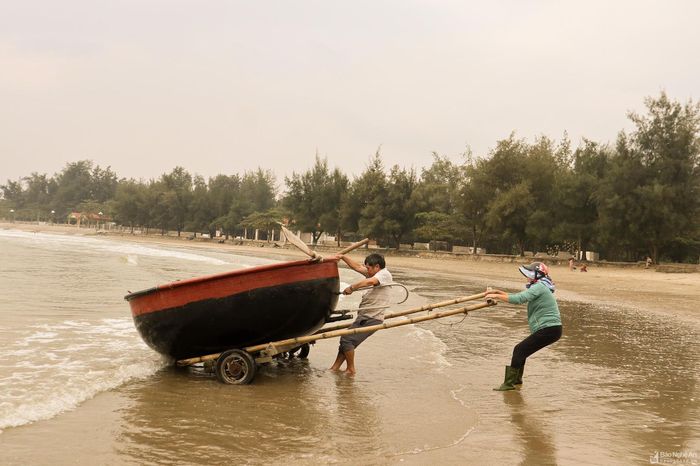 Trước đây ngư dân dùng thuyền nan trét dầu rái, chèo tay và dùng đèn măng xông đánh bắt; ngày nay người dân đã cải tiến, dùng thuyền vỏ nhựa composite có gắn động cơ mã lực nhỏ để đánh bắt. Ảnh: Thanh Phúc