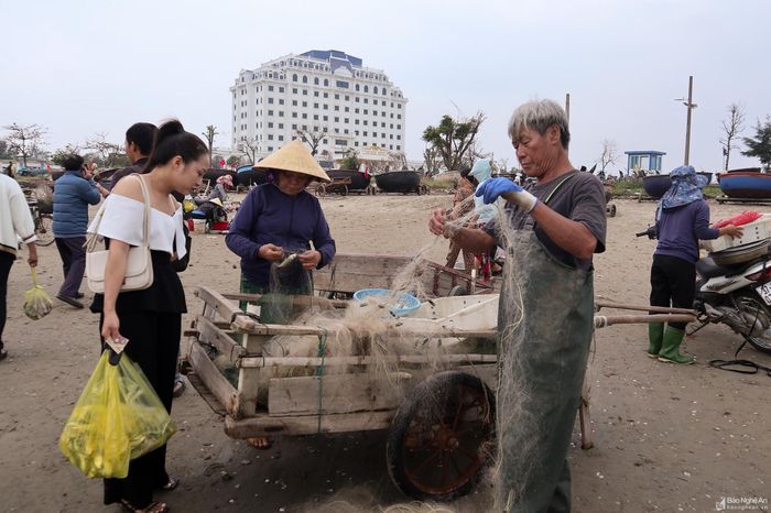 Đàn ông đi mủng, đàn bà (vợ hoặc con) chờ sẵn trên bờ, mủng cập bến là tập trung gỡ lưới, bán luôn cho khách. Ảnh: Thanh Phúc