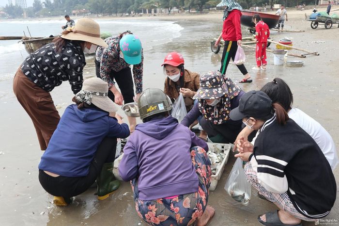 Mỗi chuyến đi mủng chỉ kéo dài vài tiếng đồng hồ, hải sản đánh bắt được luôn tươi ngon nên rất được khách ưa chuộng. Nhờ thế, thu nhập của ngư dân đi mủng khá cao, dao động 700.000 -1.000.000 đồng/chuyến. Ảnh: Thanh Phúc