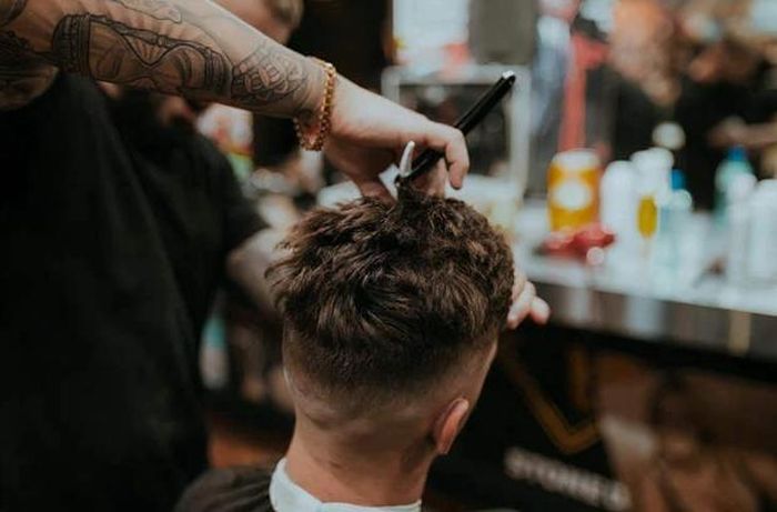 Cả khách hàng và thợ cắt tóc đều thích việc không phải giao tiếp với nhau, kể cả khi dịch đã qua. (Nguồn: Oddity Central)
