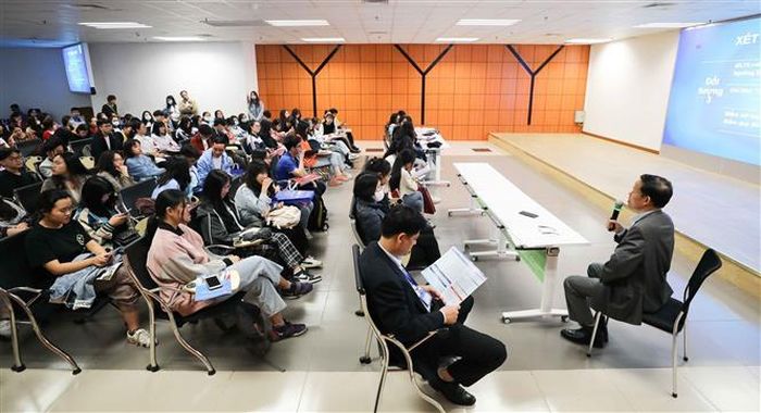 Phụ huynh và học sinh tham dự Ngày hội tư vấn tuyển sinh hướng nghiệp của Trường Đại học Kinh tế Quốc dân. Ảnh: Thanh Tùng/TTXVN