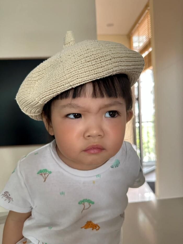 Ái nữ nhà Cường Đô La đột nhiên có loạt biểu cảm lạ vì... bị mẹ chụp hình