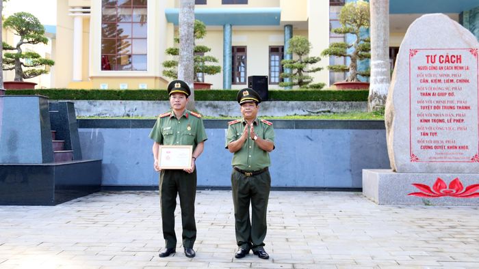 Thiếu tướng Rah Lan Lâm trao Kỷ niệm chương “Vì sự nghiệp Dân vận” của Ban Dân vận Trung ương cho Đại tá Nguyễn Ngọc Sơn-Phó Giám đốc Công an tỉnh. Ảnh: Lê Ánh
