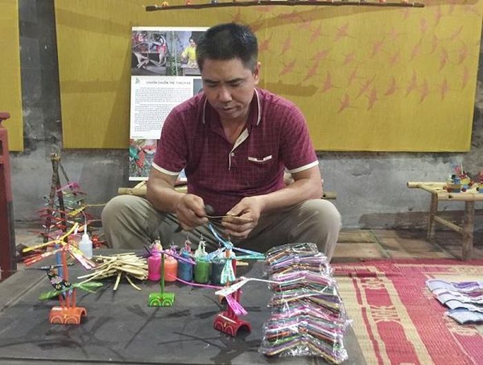 Ông Nguyễn Văn Tái là người làm chuồn chuồn tre nổi tiếng trong vùng. ( Ảnh Baochinhphu)