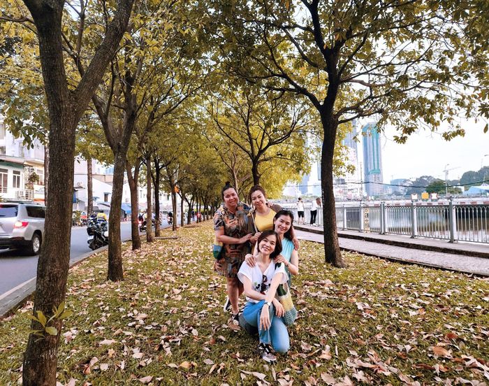 Nhóm bạn chị Mai Chi dạo bước trên con đường lá vàng rơi, chụp ảnh kỉ niệm tình bạn 30 năm giữa tiết trời thu Sài Gòn. Ảnh: Nhật Hằng.
