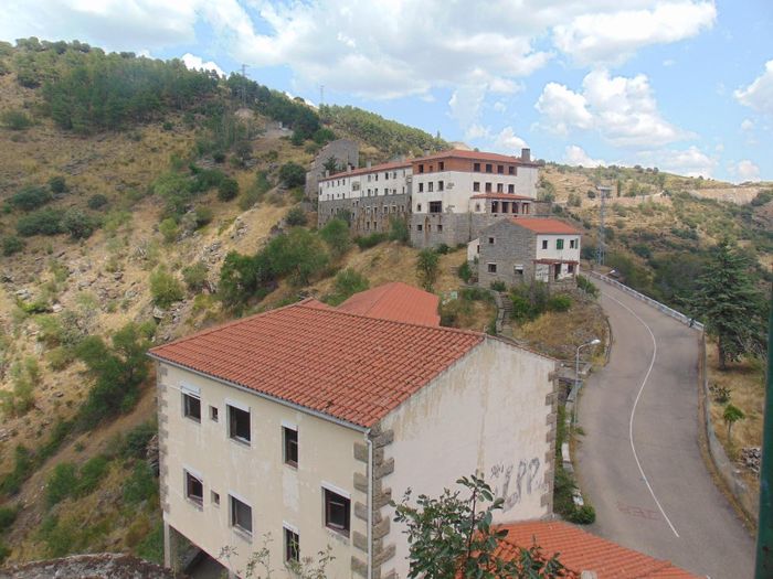  Hiện tại, Salto de Castro đang được rao bán toàn bộ với giá 260.000 euro. Ngôi làng này có đủ thứ bạn cần cho một cuộc sống mới gồm nhà ở, nhà thờ, trường học, khu liên hợp thể thao... Ảnh: Zonas. 