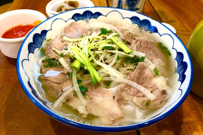  Vị đầu bếp nhiều lần tranh cãi với bạn gái về việc muốn tìm cách giữ vị nguyên bản cho các nguyên liệu nấu phở. 