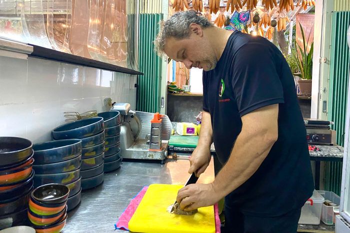  Anh Manuel hạnh phúc khi được gắn bó với căn bếp nhỏ, tự mình nấu ra những món ăn. 
