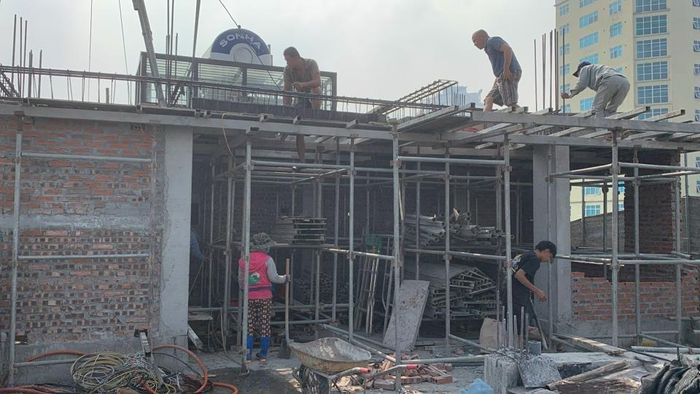 Chủ đầu tư công trình số 1 ngõ 41 đường Trần Duy Hưng tổ chức phá dỡ phần hạng mục vi phạm trật tự xây dựng.