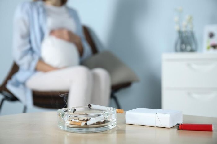 Khói thuốc lá chứa trên 7000 chất độc hại khác nhau và 69 chất gây ung thư (Ảnh minh họa)