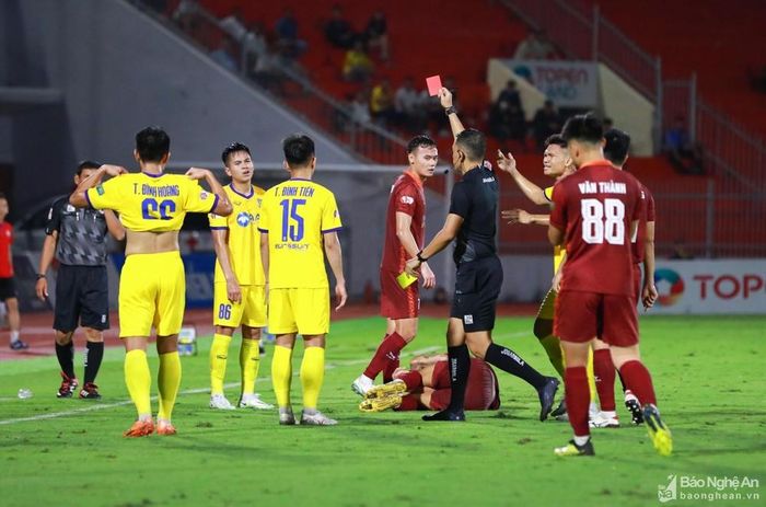 Thái Bá Sang nhận thẻ vàng thứ 2, khiến cơ hội có điểm trước đội chủ nhà trở nên bất khả thi. Ảnh: Chung Lê