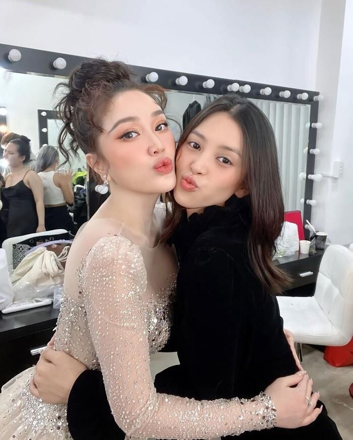 Bảo Thy và Tiểu Vy là cặp "chị chị em em" mới trong showbiz Việt thời gian gần đây