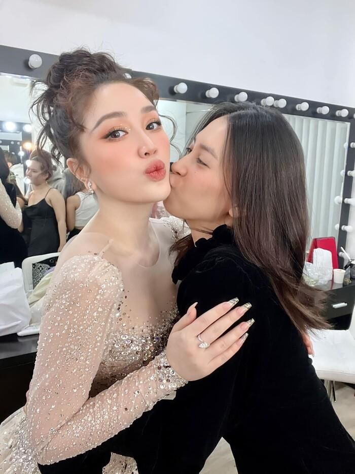 Vì quá yêu mến đàn chị, nàng hậu không ngần ngại đặt một nụ hôn nồng cháy lên má nữ ca sĩ