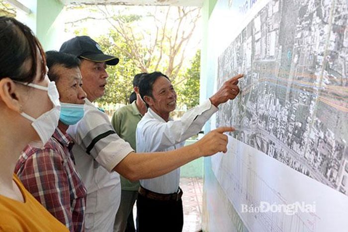 Cả 2 dự án Đường vành đai 3 - TP.HCM và Đường cao tốc Biên Hòa - Vũng Tàu đã hoàn thành công tác lấy ý kiến cộng đồng dân cư. Trong ảnh: Người dân P.Tam Phước, TP.Biên Hòa tìm hiểu khu vực dự kiến thu hồi đất thực hiện dự án Đường cao tốc Biên Hòa - Vũng Tàu. Ảnh: P.Tùng