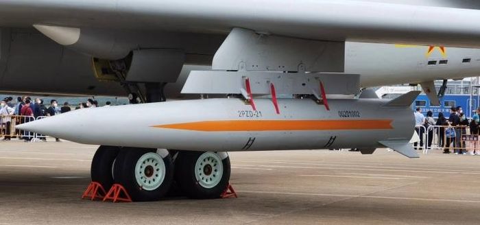 Tên lửa có có ký hiệu “2PZD-21” được nhìn thấy được đặt dưới cánh máy bay ném bom chiến lược H-6K tại triển lãm Airshow China ở Chu Hải.