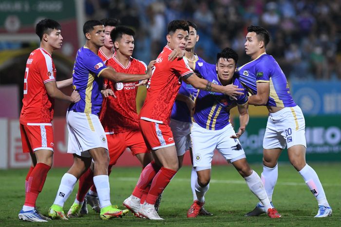  Ngay sau đó, Thành Chung tiếp tục máu lửa như chưa hề gặp phải chấn thương. 